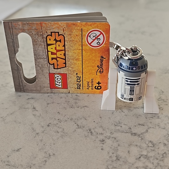 Lego Star Wars R2-D2 Keychain - Picture 2 of 4